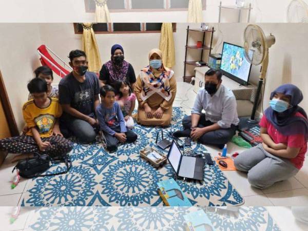 Mohd Razlan (dua dari kanan) mengunjungi keluarga berkenaan selepas membaca laporan Sinar Harian mengenai kesukaran mengikuti kelas dalam talian disebabkan tiada kelengkapan gajet.