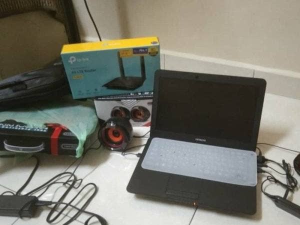 Set kelengkapan belajar sumbangan Mohd Razlan.