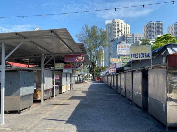 Pusat Penjaja Persiaran Gurney, Georgetown dengan sekitar 111 gerai kebanyakannya ditutup kerana pelaksanaan PKP 2.0. Tinjauan Bernama pada Jumaat mendapati hanya enam gerai yang beroperasi. - Foto Bernama
