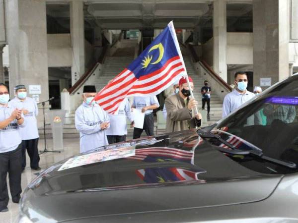 Gimik pelepasan peserta konvoi Rintis 3.0 oleh Dr Zulkifli.