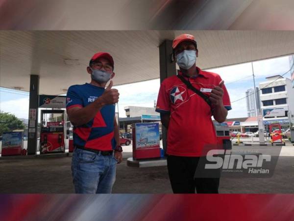 Cheng Seng bersama Lester Mohd yang merupakan seorang gelandangan namun diambil bekerja di stesen minyak itu.