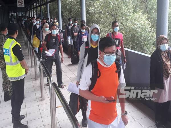 Anggota polis dan tentera memantau SOP pengguna feri di Terminal Feri Kuala Kedah yang berlepas ke Langkawi pada Sabtu.