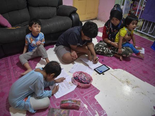 Haslinah lega anak-anaknya kini boleh menggunakan tablet dan komputer riba untuk mengikuti PdPR. - Foto Bernama
