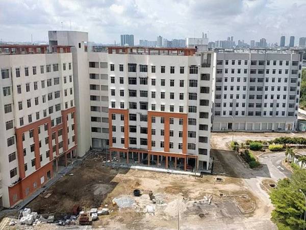 Blok-blok kediaman di Taman Seri Molek, Johor Bahru yang sedang disiapkan Hong Xin Group setelah terbengkalai selama lapan tahun di bawah pemaju terdahulu.