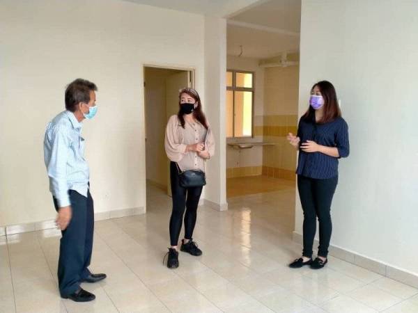 Cai Tung (kanan) dan Kwee Geok (tengah) bersama-sama Kok Yee melihat kediaman blok F yang sudah siap dan mendapat CCC di Taman Seri Molek, Johor Bahru pada Sabtu.