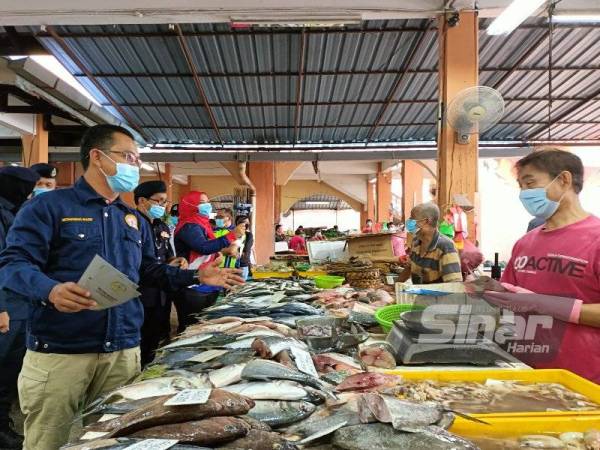 Mohamad Razif ketika meninjau pematuhan SOP operasi Pasar Awam Batu Gajah hari ini.