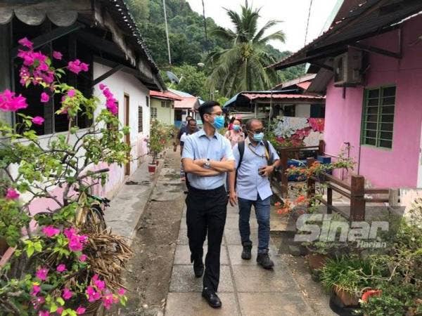 Zairil dan beberapa pegawai SKMM membuat lawatan ke Pulau Aman untuk mengenalpasti masalah liputan internet di perkampungan tersebut.