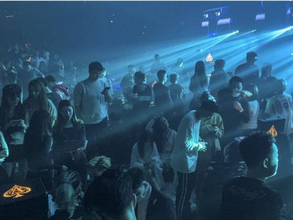 Sebuah kelab hiburan di bandar itu kembali dikunjungi penggemar aktiviti larut malam pada Khamis lalu. - AFP