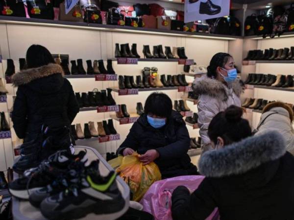 Orang ramai kembali membeli-belah untuk persiapan sambutan Tahun Baru Cina pada bulan depan.