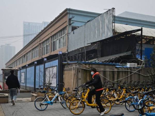 Pasar borong makanan laut Huanan di bandar itu yang menjadi pusat wabak Covid-19 masih ditutup hingga kini. - AFP