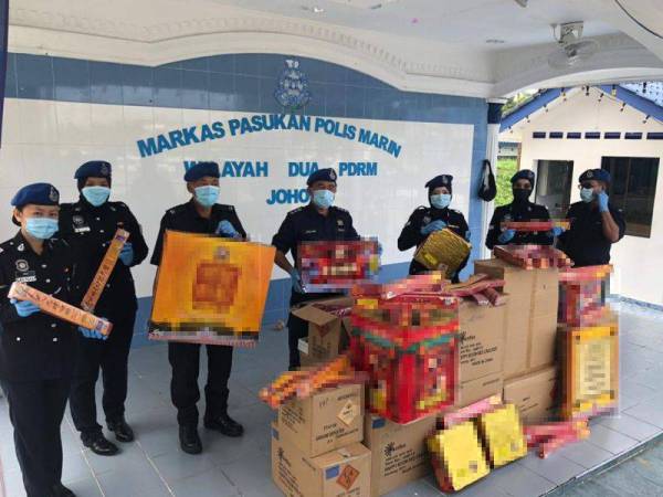 Mercun yang dirampas oleh Pasukan Polis Marin (PPM) Wilayah Dua Johor di Taman Skudai Indah Johor Bahru pada Sabtu.