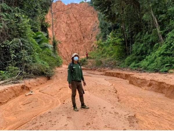 Keadaan di sebahagian kawasan HSK Segari Melintang yang dipenuhi tanah merah yang menjadi punca Pantai Teluk Akuan terjejas. - Foto FB Otai Manjung