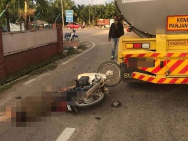 Mangsa mengalami kecederaan parah selepas motosikal ditunggangnya melanggar belakang sebuah lori di Kilometer 26, Jalan Tampin-Gemas berhampiran Pejabat Pos Gemencheh dekat sini pada Sabtu. - Foto Ihsan orang awam