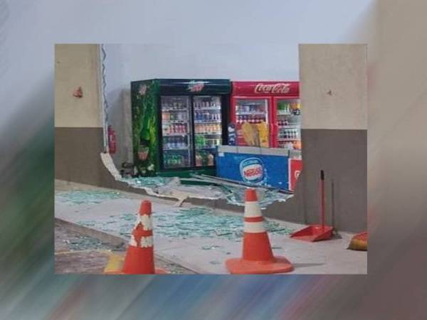 Dinding kaca kedai serbaneka di sebuah stesen minyak pecah selepas dirempuh van yang dipandu remaja lelaki di Sitiawan pada Sabtu. - Foto ihsan pembaca