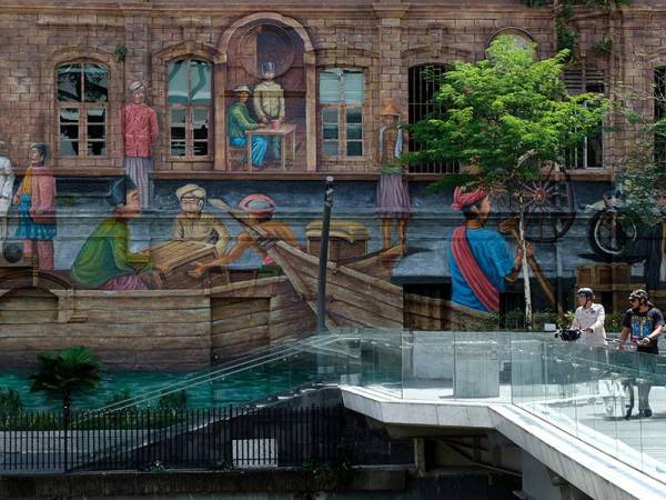 Penunggang basikal kelihatan berehat sebentar berhampiran Masjid Jamek ketika melakukan aktiviti riadah berbasikal di sekitar bandaraya Kuala Lumpur hari ini.