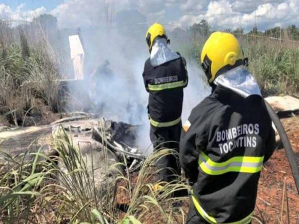 Anggota bomba memeriksa bangkai pesawat yang meragut nyawa empat pemain kelab bola sepak Brazil dan presiden pasukan pada Ahad. - Foto Google