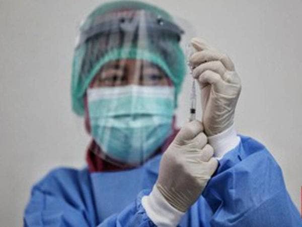 Vaksin diberikan kepada petugas perubatan. - Foto CNN Indonesia