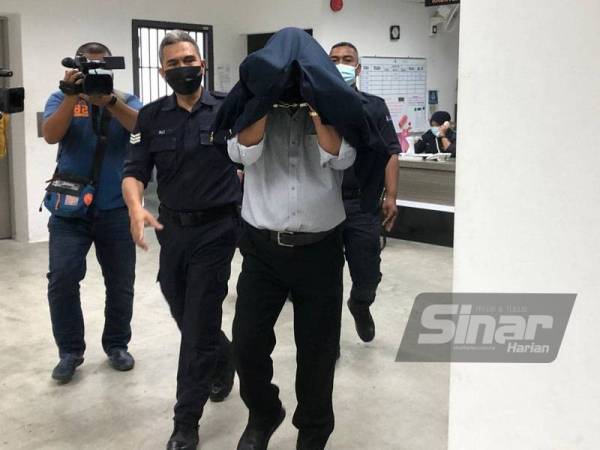 Razali Daud (dua dari kanan) mengaku tidak bersalah di Mahkamah Majistret di sini pada Isnin atas tuduhan mengugut untuk membelah kepala isterinya, Nurhaslinda dengan pisau dan memukul wanita itu dua minggu lalu.