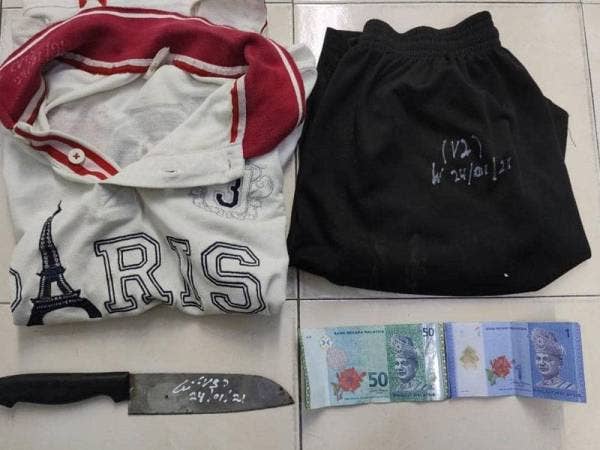 Polis merampas pelbagai barangan di sebuah rumah di Pandan Indah, Kuala Lumpur pada Ahad.