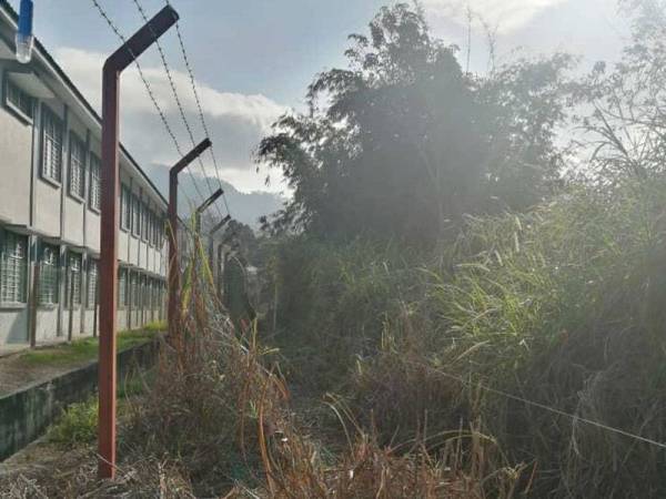 Perhilitan menyelenggara kerosakan Sistem Pagar Elektrik Gajah (SPEG) yang rosak. - Foto Facebook Perhilitan