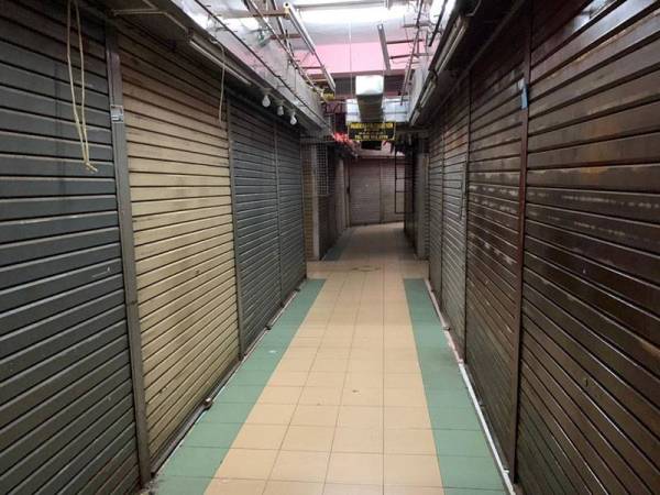 Ruangan kedai menjual pakaian yang kosong selepas diarahkan tutup sejak minggu lalu.