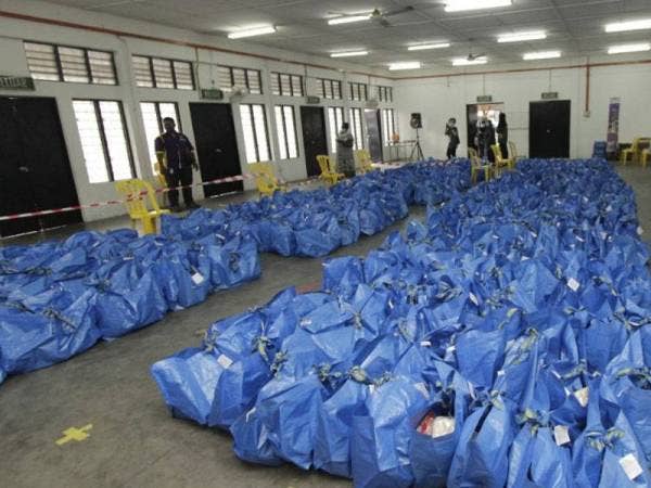 Bantuan merangkumi barang keperluan seperti beras, minyak, kicap, santan, garam dan lain-lain bernilai RM100 diserahkan kepada mereka yang berkelayakan.
