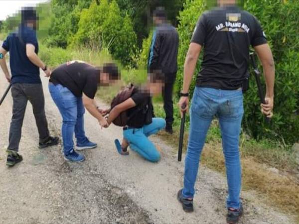 AADK cekup salah seorang penagih menerusi serbuan 'Ops Cegah' di Ban Jalan 1 di sini pada Isnin.