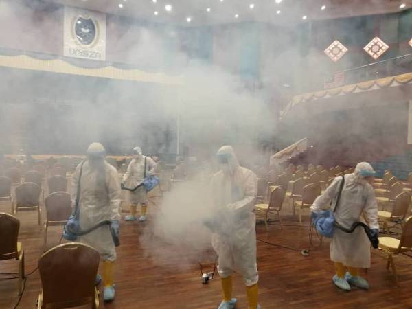 Pasukan Covid Buster UniSZA melakukan kerja-kerja sanitasi di Dewan Al-Muktafi Billah Shah, di sini.