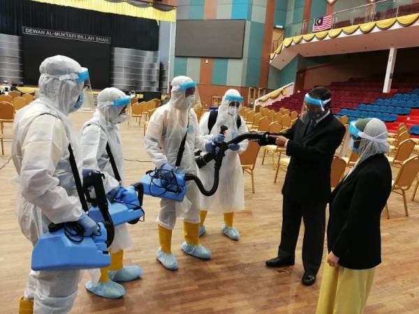 Dr Hassan Basri (dua kanan) meninjau kerja-kerja sanitasi pasukan Covid Buster.