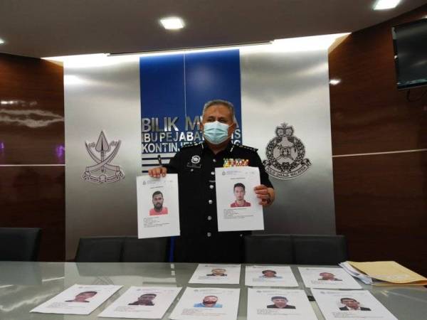 Abd Jalil menunjukkan antara individu yang dikehendaki polis Kontinjen Pahang berkait kes jenayah pada sidang akhbar di IPK Pahang pada Selasa.