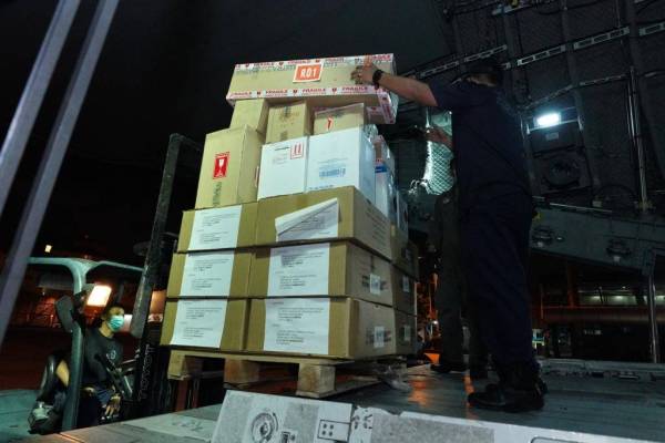 Urusan memuat naik barangan bantuan pada jam 5 pagi ini oleh anggota TUDM dari Cabang Pergerakan Udara, Pangkalan Udara Subang serta loadmaster pesawat A400M.