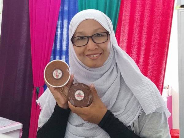 Nani Masslina menunjukkan kuih bakul diusahakan sejak tahun 2017.