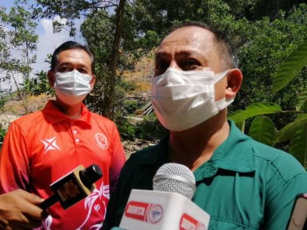 Mohamed Zin pada sidang akhbar di Manjung pada Selasa. Turut kelihatan, Ahmad Anuar.