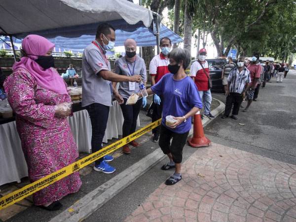 Pengerusi Jawatankuasa Pembangunan Wanita, Keluarga dan Masyarakat Johor, Zaiton Ismail (kiri) hadir ke pemberian makanan kepada gelandangan di di Persiaran Tun Sri Lanang, Jalan Ibrahim, Johor Bahru hari ini.
