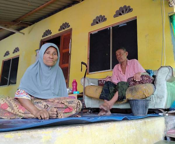 Abd Aziz dan isteri memohon agar bekalan air disalurkan ke paip rumah seperti sedia kala.