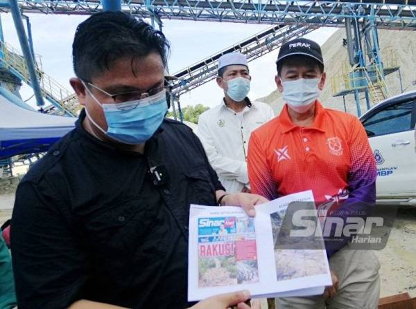 Mohd Akmal menunjukkan laporan Sinar Harian 17 Januari lalu berhubung kemusnahan alur air bermusim yang digelar Air Terjun Tanjung Batu oleh penduduk tempatan.