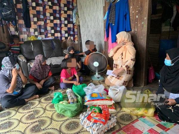 Che Norhayati (dua dari kanan) melawat keluarga Noriza dan turut menyampaikan sumbangan makanan serta wang tunai.