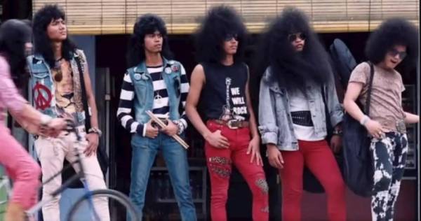 Fesyen rock kapak yang menjadi kegilaan anak muda pada tahun 1980-an.