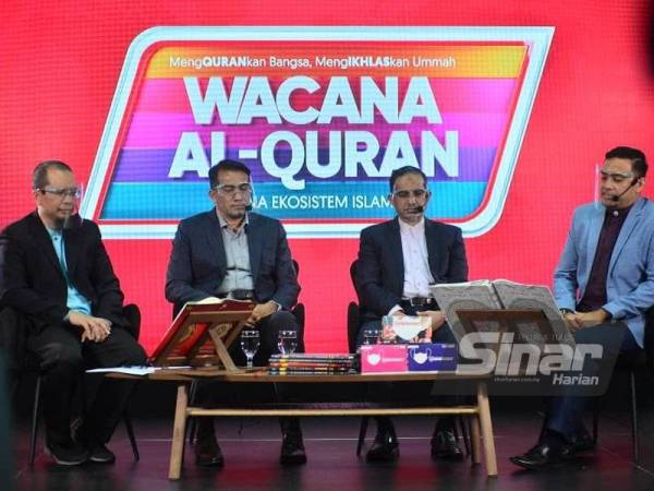 Dari kiri: Fazrul, Shamsuddin, Mohamad Akram dan Ahmad Tarmizi program Wacana Al-Quran siri ke-71 bertajuk ‘Scammer: Kaya Dunia, Bankrap Akhirat’ yang disiarkan secara langsung di Studio F, Kumpulan Karangkraf pada Isnin. - FOTO ASRIL ASWANDI SHUKORMohamad Akram - FOTO ASRIL ASWANDI SHUKOR