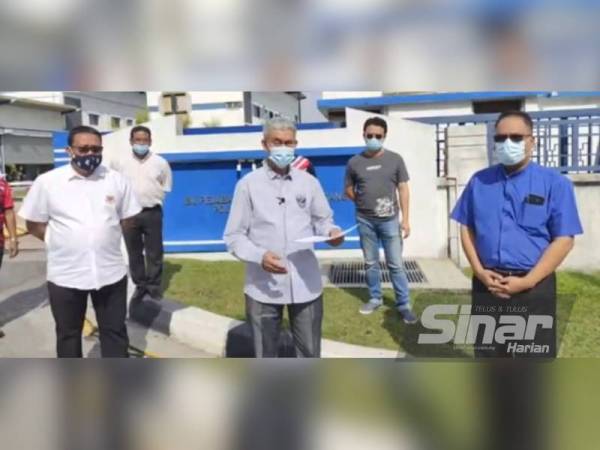 Nasiruddin (tengah) hadir bersama beberapa ahli Gapenas di Ibu Pejabat Polis Daerah Serdang pada Rabu, membuat laporan polis susulan dakwaan yang dibuat Anwar berkenaan isu darurat.