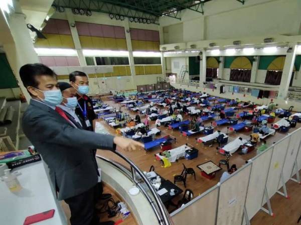 Dr Zaini (depan) memantau keadaan terkini di PKRC Dewan Jubli Perak MKPB-BRI di sini pada Rabu.