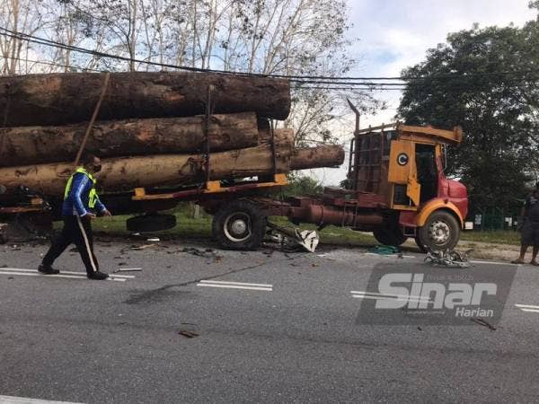 Keadaan lori balak yang rosak pada bahagian belakang selepas dirempuh loribtiga tan dalam kemalangan di KM158, Jalan Kuantan-Kuala Lumpur di sini, pagi pada Rabu.