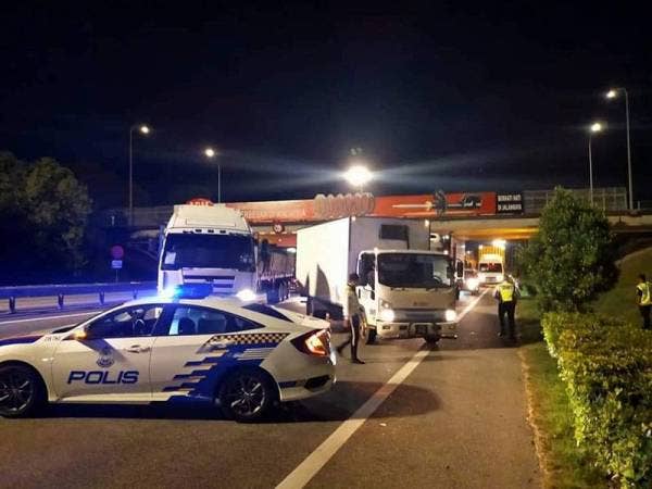 Kenderaan suspek ditahan di Lebuhraya Utara Selatan di susur keluar Simpang Renggam selepas 17 kereta peronda polis dan sebuah peronda lebuh raya mengejarnya pada Selasa.