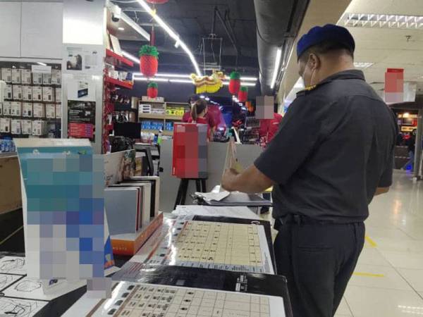 Pemeriksaan dilakukan oleh penguatkuasa KPDNHEP di beberapa premis menjual barangan elektronik sekitar Kota Kinabalu.