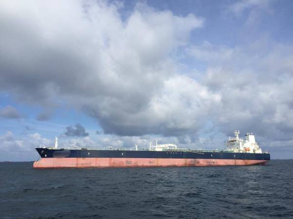 Maritim menahan sebuah kapal tangki yang berlabuh tanpa kebenaran di kedudukan 10.7 batu nautika timur Tanjung Balau pada Selasa.