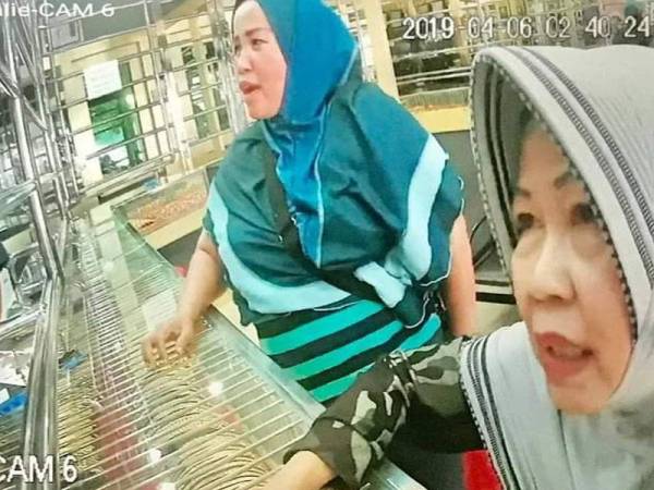 Dua suspek wanita yang sedang diburu polis bagi membantu siasatan kes kecurian. - Foto ihsan polis
