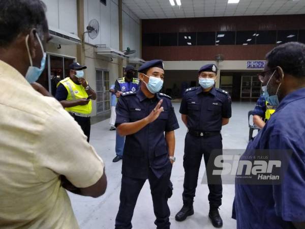 Adzli (tiga kanan) memantau pematuhan SOP di Kuil Sri Subramaniya Swami Devasthanam Sungai Petani.