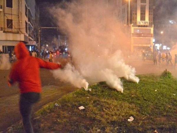 Gas pemedih mata digunakan oleh pihak berkuasa Lubnan bagi menyuraikan para penunjuk
perasaan yang membantah perintah 'lockdown' bagi membendung penularan Covid-19 di Tripoli pada Rabu. - Foto AFP