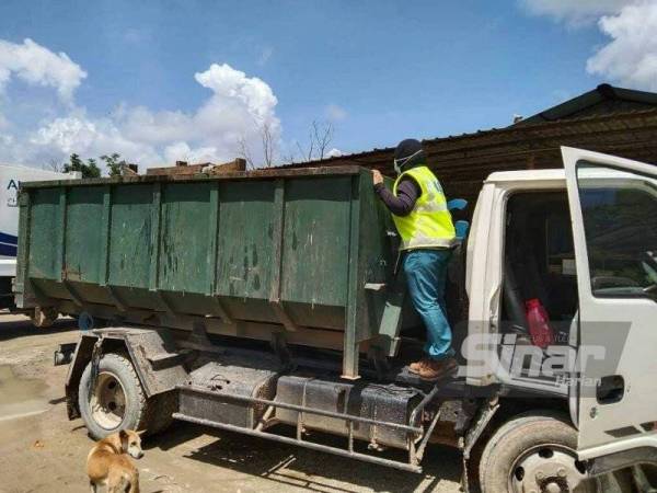 Pegawai JAS Pahang melakukan pemeriksaan ke atas sebuah lori sampah bagi mengesan cubaan melupus buangan terjadual di pusat pelupusan sampah di sini.
