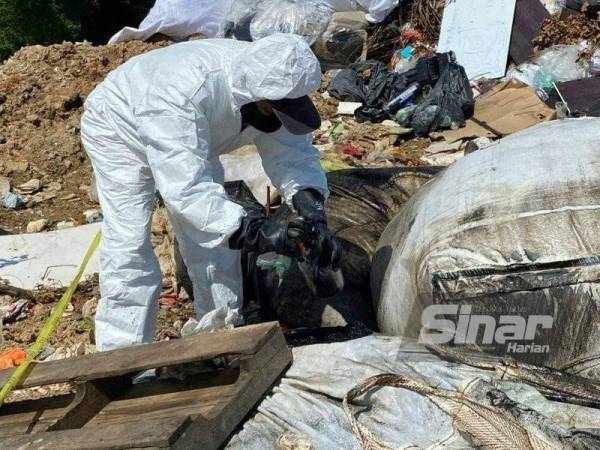 Pegawai JAS Pahang melakukan pemeriksaan ke atas bahan buangan di sebuah tapak pelupusan sampah di sini bagi mengesan buangan terjadual yang cuba dilupuskan secara haram.